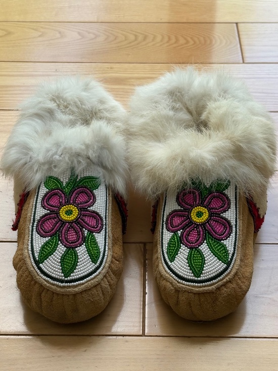 Indigenous Shoes - Authentic Indigenous Beaded Moccasins Suede Fur Trim Floral Slippers, Sz 6